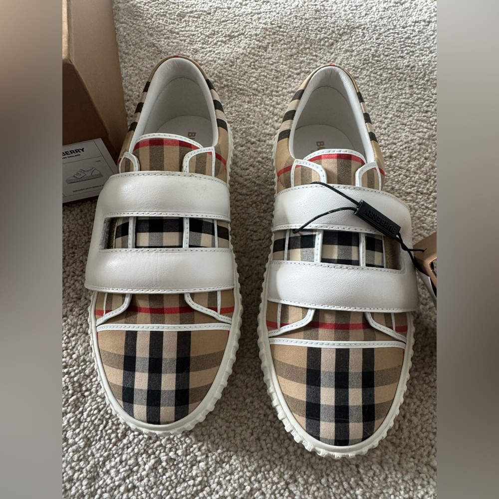 BURBERRY KIDS
ARCHIVE BEIGE SINGLE STRAP SNEAKER
BRAND NEW W/TAGS
SIZE 2, UK 34